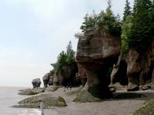 Die Felsen von Hopewell (Hopewell Rocks, New Brunswick) kurz nach Beginn der Ebbe.  Bei Tiefststand ist das Wasser weit weit drauen