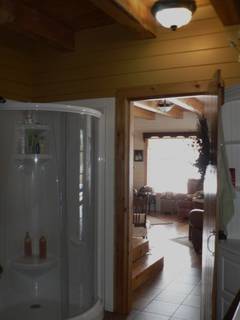Neben Wohnzimmer und Treppe zum Obergescho liegt ein Bad, hier die moderne und pflegeleichte Acryldusche.